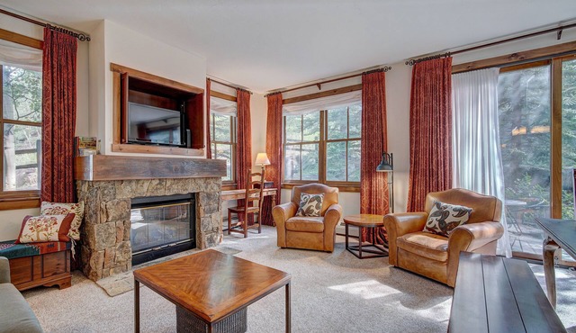 Close to Peak 9, On Main St, Shared Pool/Hot Tubs.