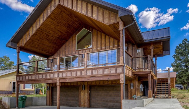 Cloud Cap Lake Home — a modern 3-bed, 2-bath retreat with a covered deck over serene lake views. Paddleboards, bikes, helmets & life jackets included.