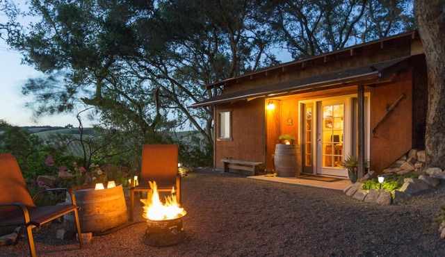 Coach House Cottage in heart of wine region with vineyard views