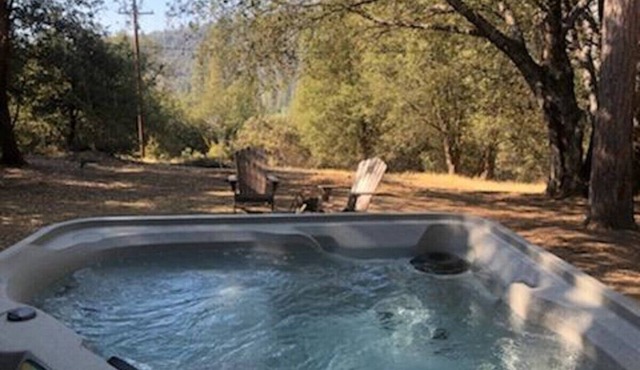 Cody's Comfy Cottage and Spa near Yosemite National Park