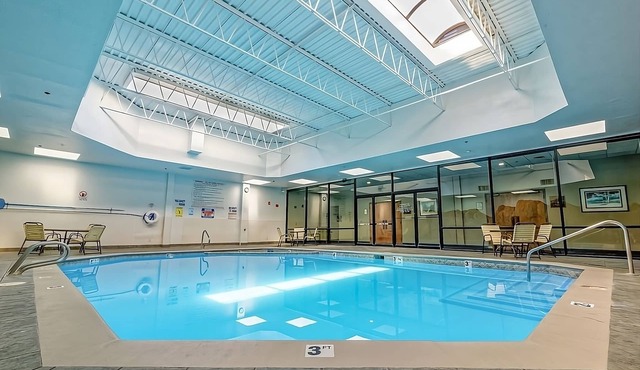 Colorado Awaits! Minutes to Redlands Mesa Golf Course! Pool, Bar, Parking!