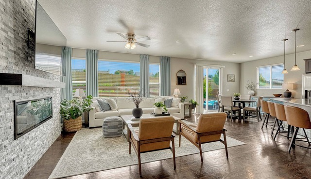 Colorado Comfort Awaits: Spacious 6-Bed Room Retreat Near Trails & Family Fun!
