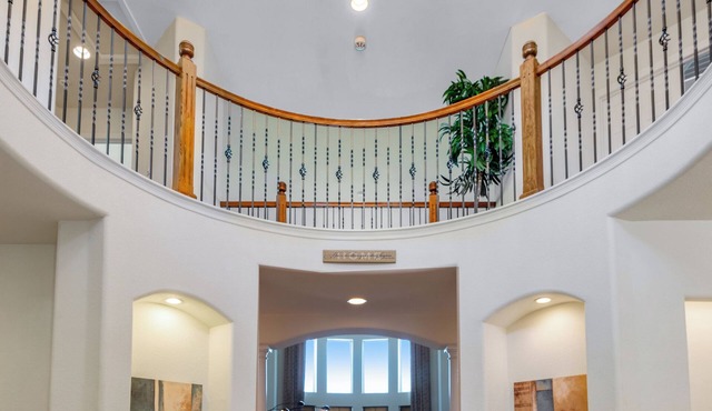 Colorado Lux Peace & Love (Top 2 Floors ONLY): Spacious & Cozy Scenic Views, Luxury, Pool Table