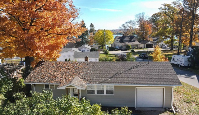 Comfortable 3 Bedroom Cottage in charming Elk Rapids