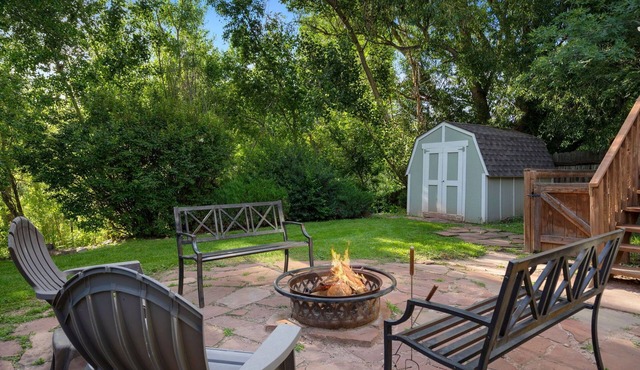 Comfortable Private Home Great Backyard Patio with Fire-pit, Grill and Garage!