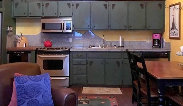 Comfortable Taos Ski Valley Condo sleeps 9 with Full Kitchen