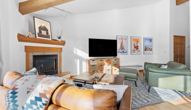 Condo Near Ski Resorts w/Stunning Mountain Views & Shared Hot Tub!