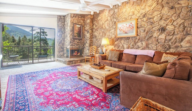 Condo On Lake Dillon: Walk to Shops, Beautiful Views, Pool, & Hot Tubs