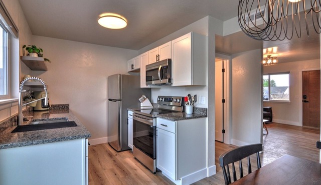 Contemporary 2-BR Townhome w/Free Wifi, Pet Friendly