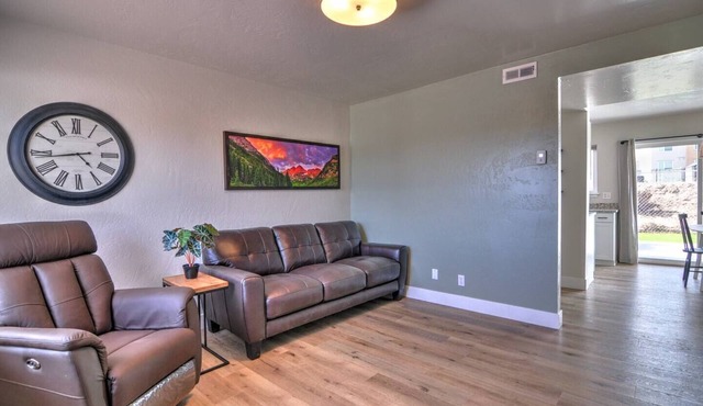 Contemporary, Clean 2 BR Townhome w/Private Patio 🐶 Friendly, Fast WiFI👨‍💻