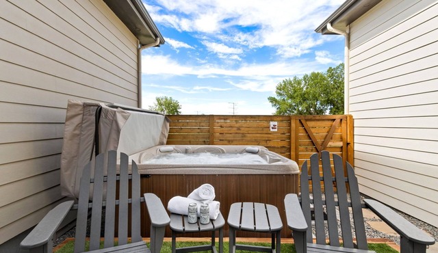 Contemporary Gem - Rooftop Deck & Private Hot Tub!