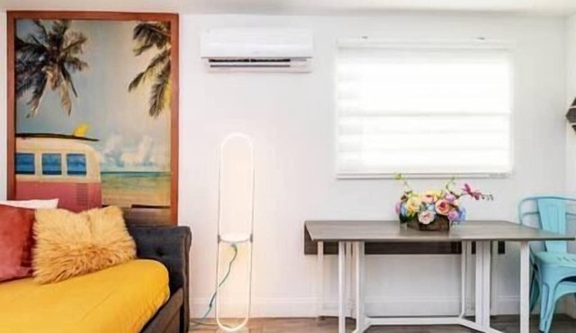 Cool Mini-Studio. 3mi to Airport. 11mi to Beach