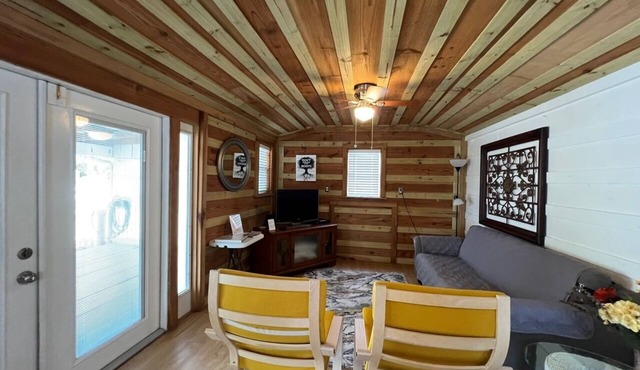 Cottage in a country setting, Pet and RV Friendly!
