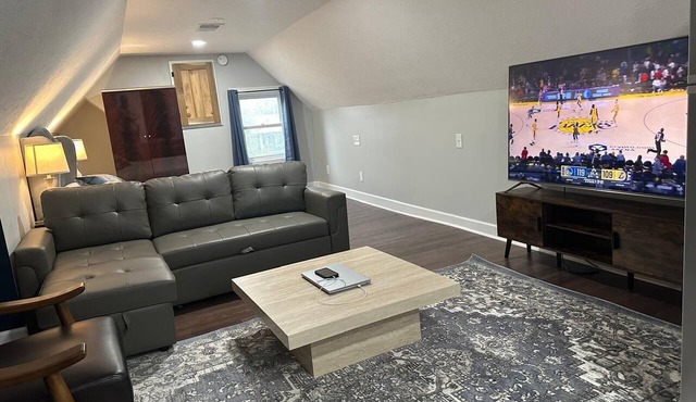 Cozy 1-bedroom studio close to the Cleveland Clinic!