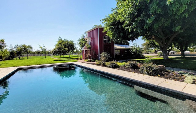 Cozy 2-bedroom farm house in delightful Hughson.Fenced & gated.