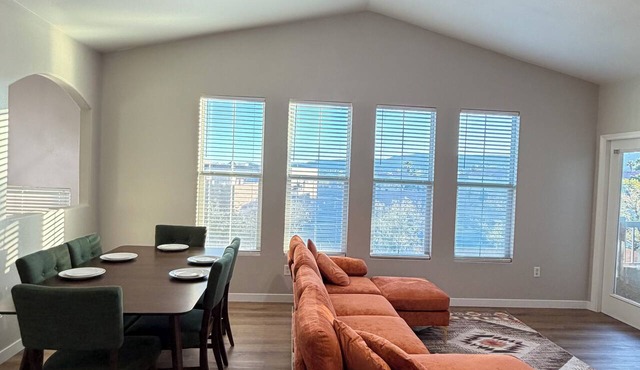 Cozy 2-Bedroom Upgraded Vegas Condo Oasis Pool, Spa & Gym