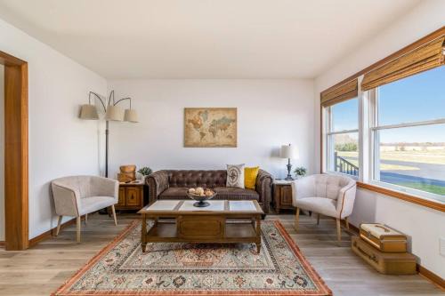 Cozy 2BR Condo w Private Patio - Vintage Charm