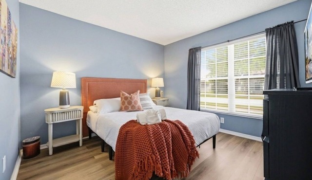 Cozy 2BR Riverview home with adjustable beds, a private fenced backyard, screened lanai, fully stocked kitchen, and garage parking. Conveniently located near Tampa, shopping, dining, and local attractions.