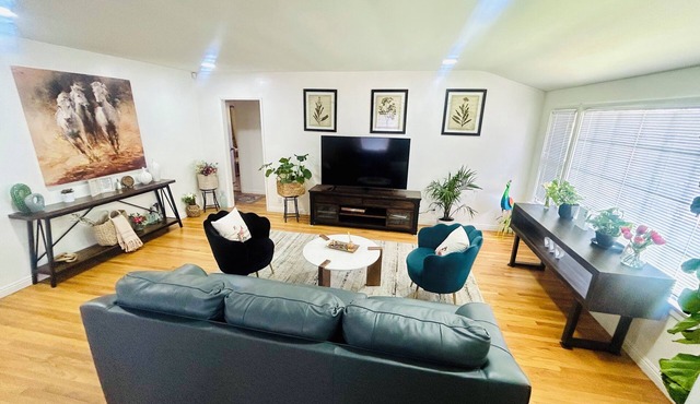 Cozy 3BR Home Near Disneyland & DTLA with Parking