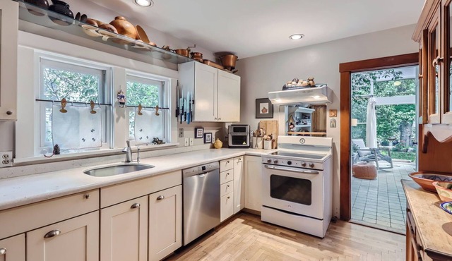 Cozy 3BR house in N. Boulder with WiFi, 4 parking spots, and fenced yard