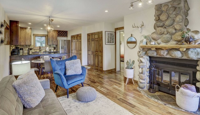 Cozy Breck Condo w Mountain Views and at the Bus Stop