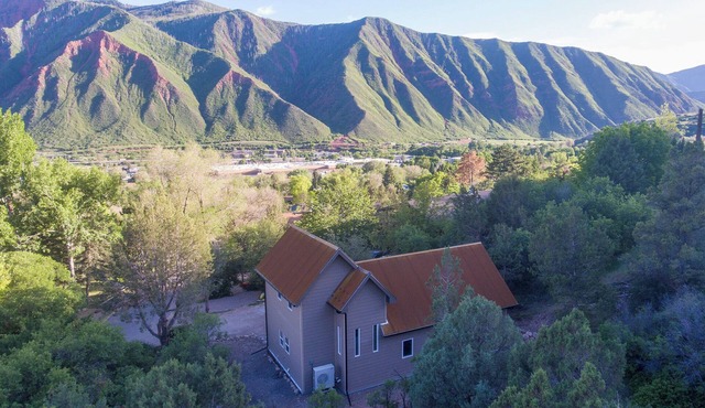 Cozy cabin between town and public land, with beautiful views!