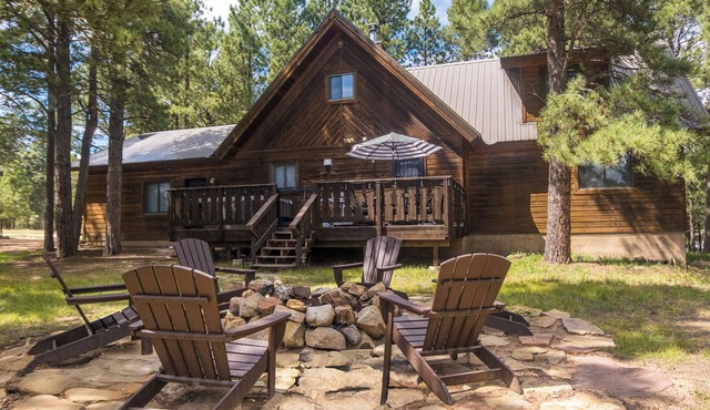 Cozy Cabin w/Hot Tub, 2 King Suites, Firepit, Grill, Decks, Near Golf & Biking
