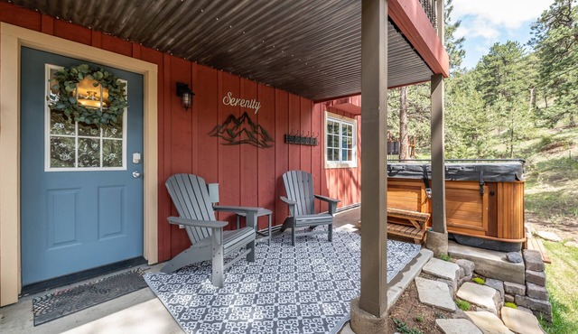 Cozy cabin with Hot tub Fireplace Fire pit Full kitchen Close to town and RMNP.
