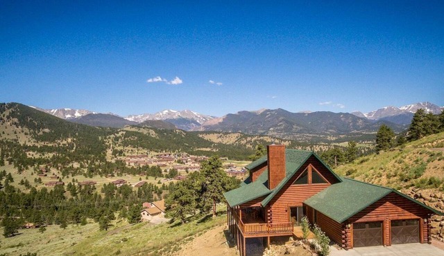 Cozy Cabin with Pool Table and Stunning Panoramic Mountain Views in Estes Park, Colorado