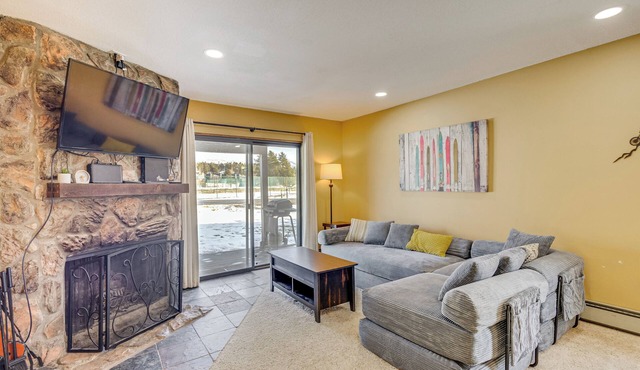 Cozy Condo: Steps to Free Winter Park Shuttle!