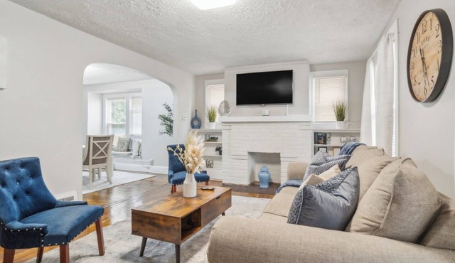 Cozy & Contemporary Pearl, located in the heart of Old Brooklyn.
