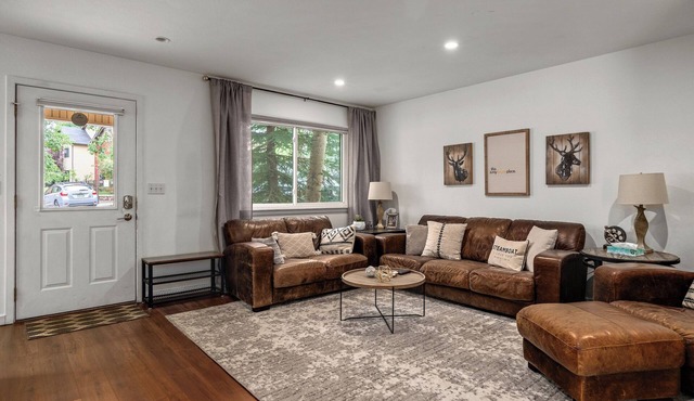 Cozy Creek! End Unit with Creekside Patio, Grill, Top Deck & Communal Hot Tub!
