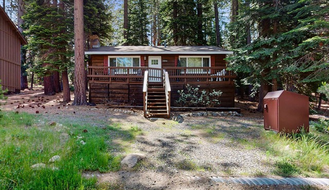 Cozy, dog-friendly cabin with large private deck, fireplace, BBQ-close to trails