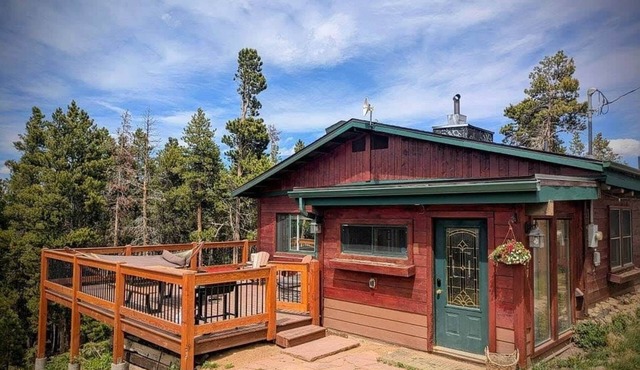 Cozy, Dog-friendly Log Cabin with VIEWS, Hot tub & Fireplace