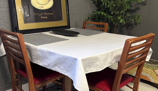 Cozy European Cafe Style Downstairs Full Apt. - 1 Block to UW - No SMKG, No Pets