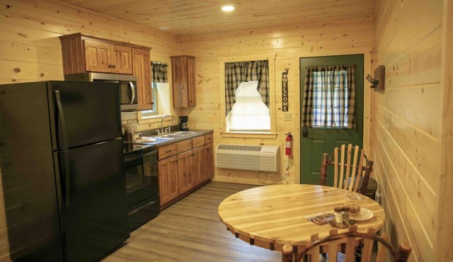 Cozy Fireplace Suite 1/2 Mile to Downtown Berlin
