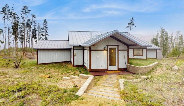 Cozy home with full kitchen, private patio & mountain views