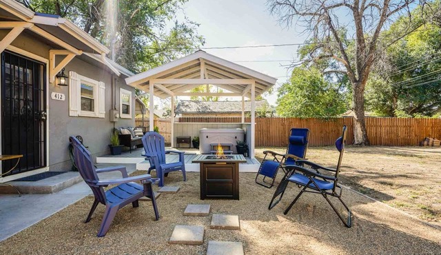 Cozy home with HOT TUB on the Westside! Pet friendly with firepit and bar-b-que