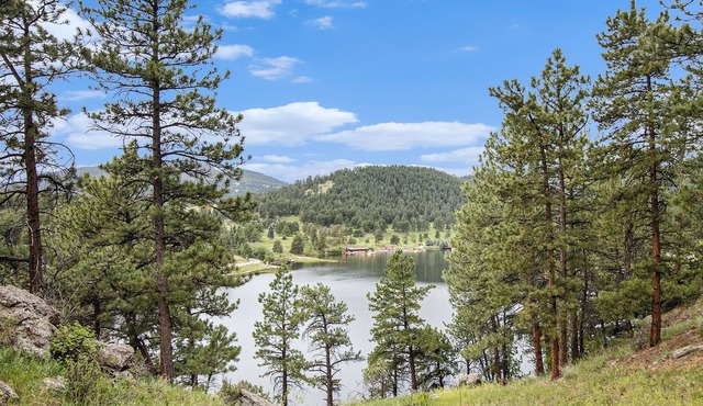 Cozy lake view cottage - 5 minute walk to downtown and lake!