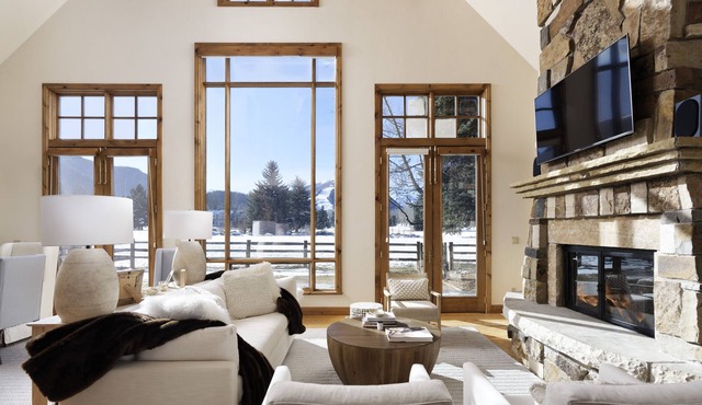 Cozy Mountain Contemporary Aspen Getaway!