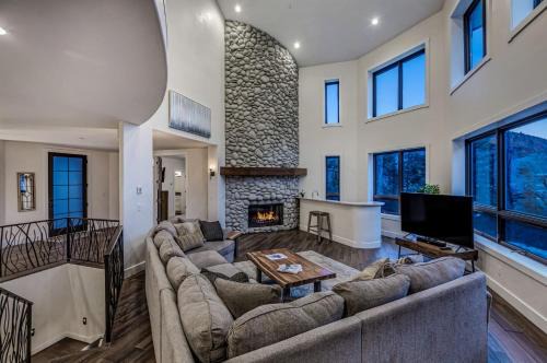 Cozy mountain home w riverfront patio