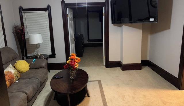 Cozy one bedroom with great access to downtown, and near by shopping!