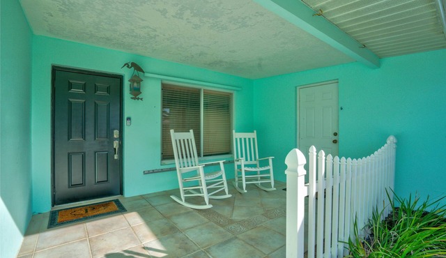 Cozy Paradise by the Ocean. Quick walk to the beach.