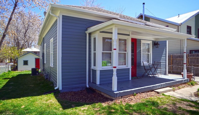 Cozy retro bungalow & work space