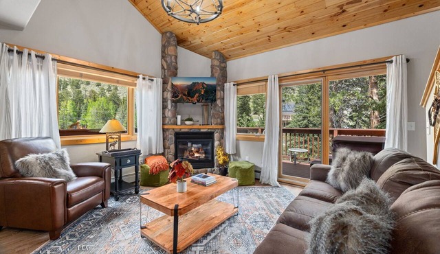 Cozy Riverfront Hideaway Private Hot Tub