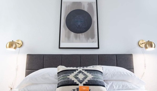 Cozy Single Queen Room, The Nightingale Motel, Mountain Views, Downtown Spot