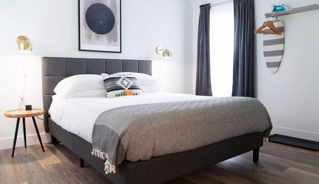 Cozy Single Queen Room, The Nightingale Motel, Mountain Views, Downtown Spot