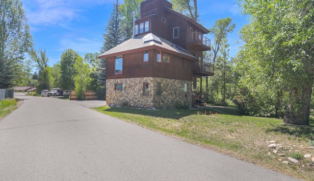 Cozy Ski Cabin - Downtown along Creek - Private Hot Tub