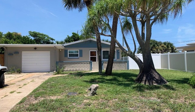 Cozy three bedroom, two bath house. 5 minute walk to the beach.