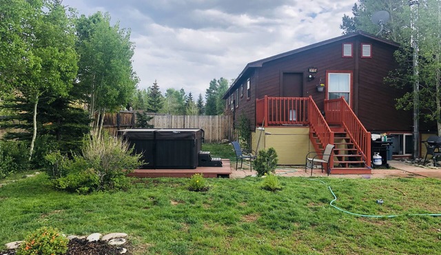 Cozy two Bedroom close to lake. Dogs Allowed. Semi private Hot Tub. Large Yard.